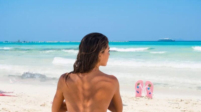 woman is preparing for swimming naked